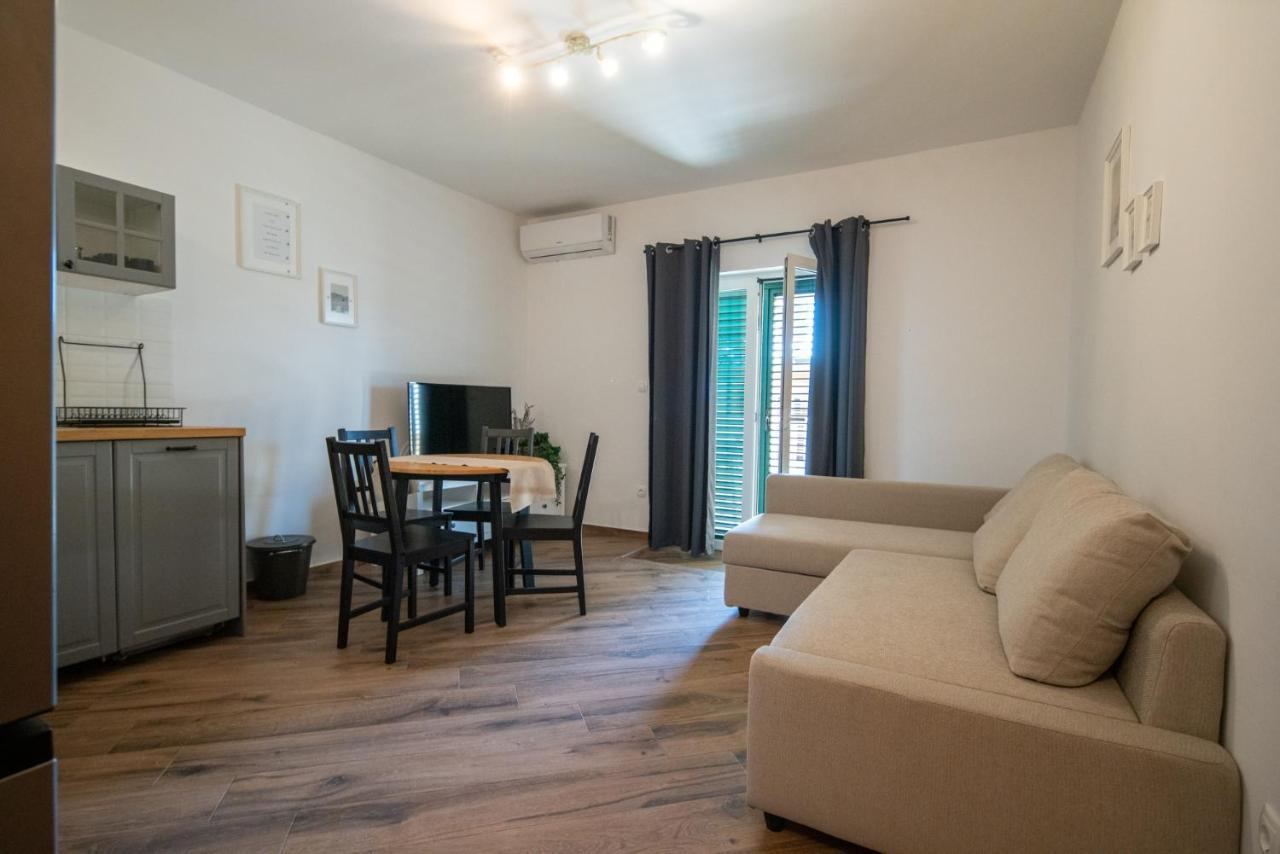 Apartmani Mara Pakoštane Exterior foto