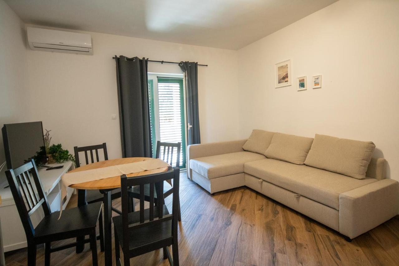 Apartmani Mara Pakoštane Exterior foto