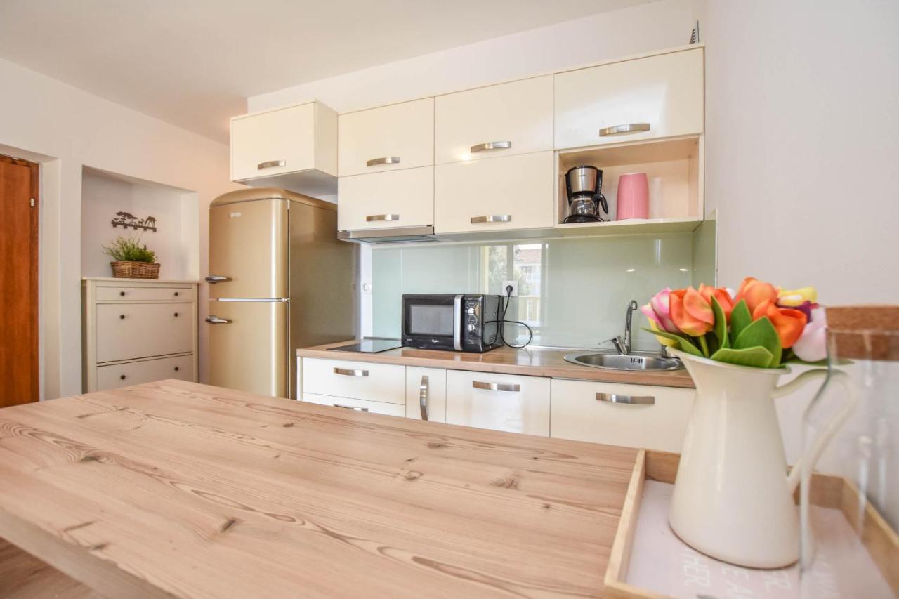 Apartmani Mara Pakoštane Exterior foto